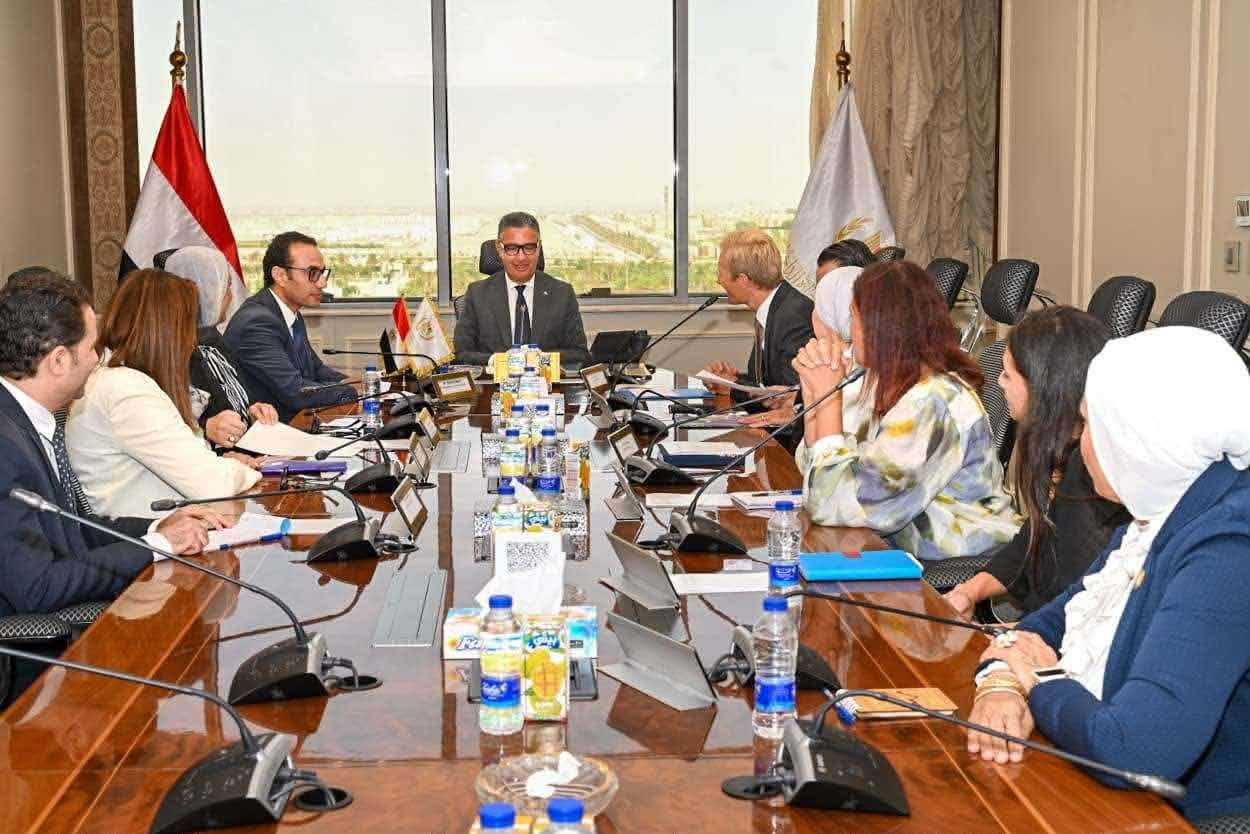 وزير التموين يبحث مع برنامج ال...