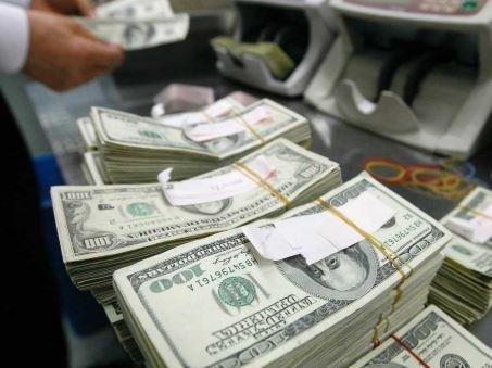 الدولار يقفز 35 قرشا بختام تعاملات اليوم.. ويقترب مجددا من مستوى الـ52 جنيها