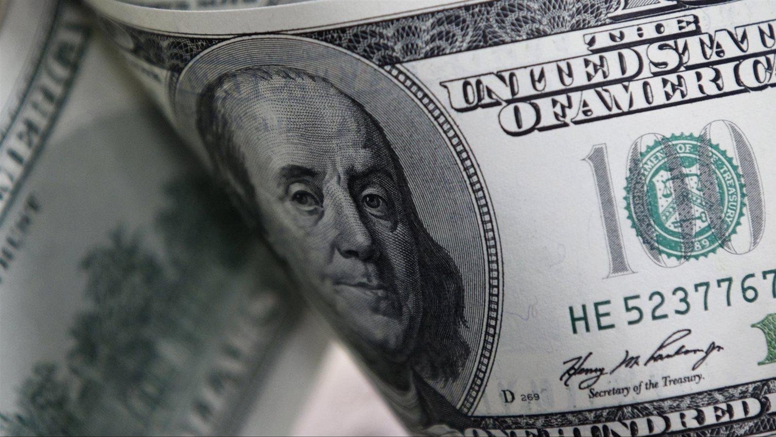 تراجع مفاجئ في سعر الدولار اليوم بالبنوك