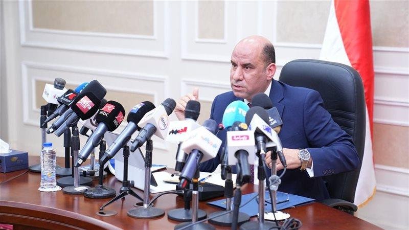 وزير العمل للصحفيين: انخفاض نس...