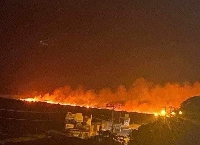 حريق غابات هائل يهدد محمية طبيعية قرب بلدة سياحية في كولومبيا