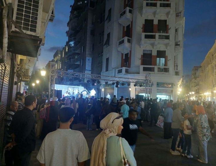 إقبال ملحوظ من المواطنين على فعاليات شارع الفن وسط الإسكندرية