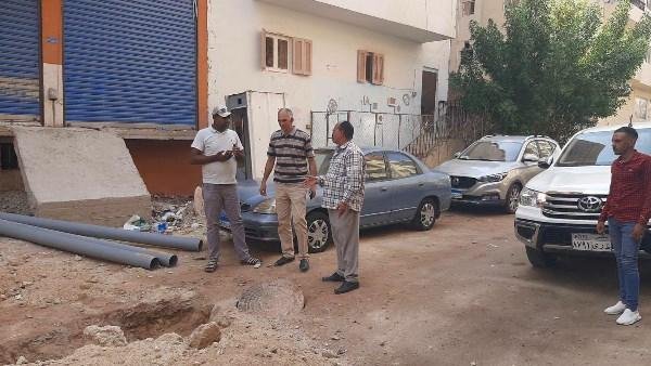 حي جنوب الغردقة يزيل شدة خشبية لأعمدة دور سادس مخالف