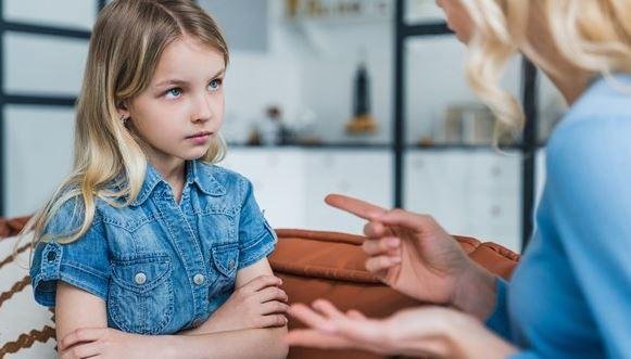 الأسباب والحلول.. كيف تتعامل مع عصبية طفلك بعد أول أسبوع دراسة؟
