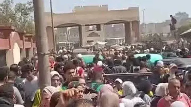 خروج الطلاب على دفعات وتدخل المرور.. تفاصيل أزمة التكدس بمجمع "إسكو" التعليمي في شبرا الخيمة