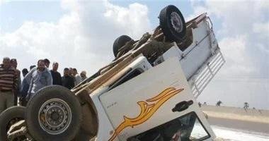 إصابة 15 عاملا إثر انقلاب سيارة ربع نقل على الطريق الصحراوي في البحيرة