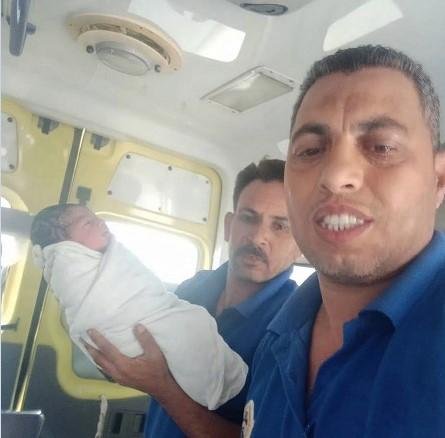 ولادة طارئة داخل سيارة إسعاف بشمال سيناء.. «محمد العمري» و«عبدالمالك سالمان» يحولان لحظات القلق إلى فرحة