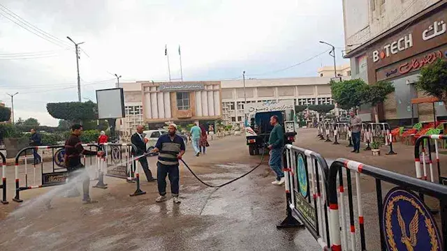 بالصور- تعقيم وتطهير الميدان الإبراهيمي بالتزامن مع احتفالات مولد الدسوقي بكفر الشيخ