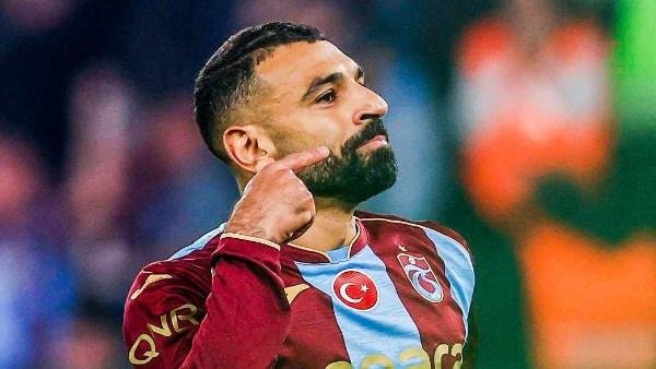 قبلة محمد صلاح تشعل الجدل بعد التألق أمام هارتس.. لمن وجهها في المدرجات؟