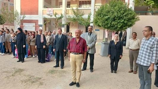 مدير تعليم بني سويف يشهد طابور الصباح بمدرسة الشهيد صفوت ويعزي أسرة معلم توفي أثناء تأدية عمله