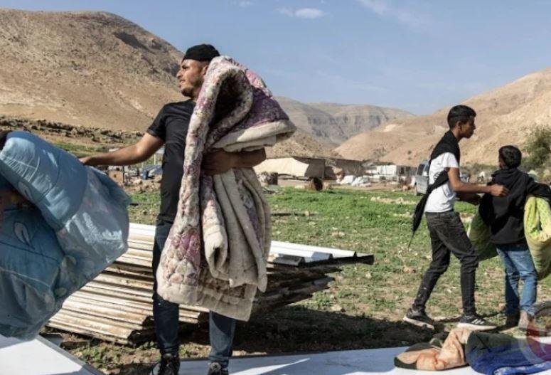 نابلس.. مستوطنون يجبرون عائلة على ترك منزلها بعد دقائق من عودتها إليها