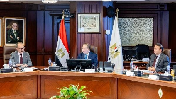 محافظ البنك المركزي يبحث مع مؤسسة التمويل الدولية سبل التعاون المشترك