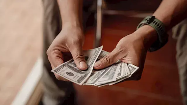 تراجع في 8 بنوك.. سعر الدولار مقابل الجنيه مع نهاية تعاملات الأحد