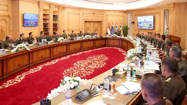 صور- وزير الدفاع يلتقي مقاتلي الجيشين الثاني والثالث الميدانيين لمتابعة التدريب القتالي