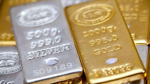 الذهب يتراجع عالمياً رغم ارتفاع أسعار الفضة والمعادن النفيسة اليوم