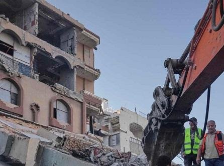 إنقاذ عالقين إثر انهيار مبنى سكني متضرر من الحرب في غزة