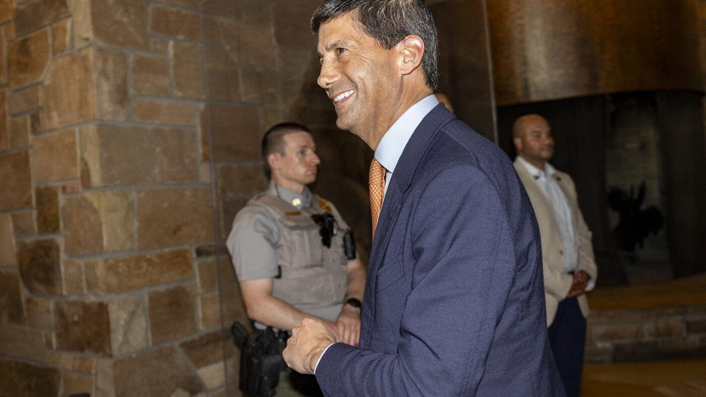 Fed's Kevin Warsh warns inflat...