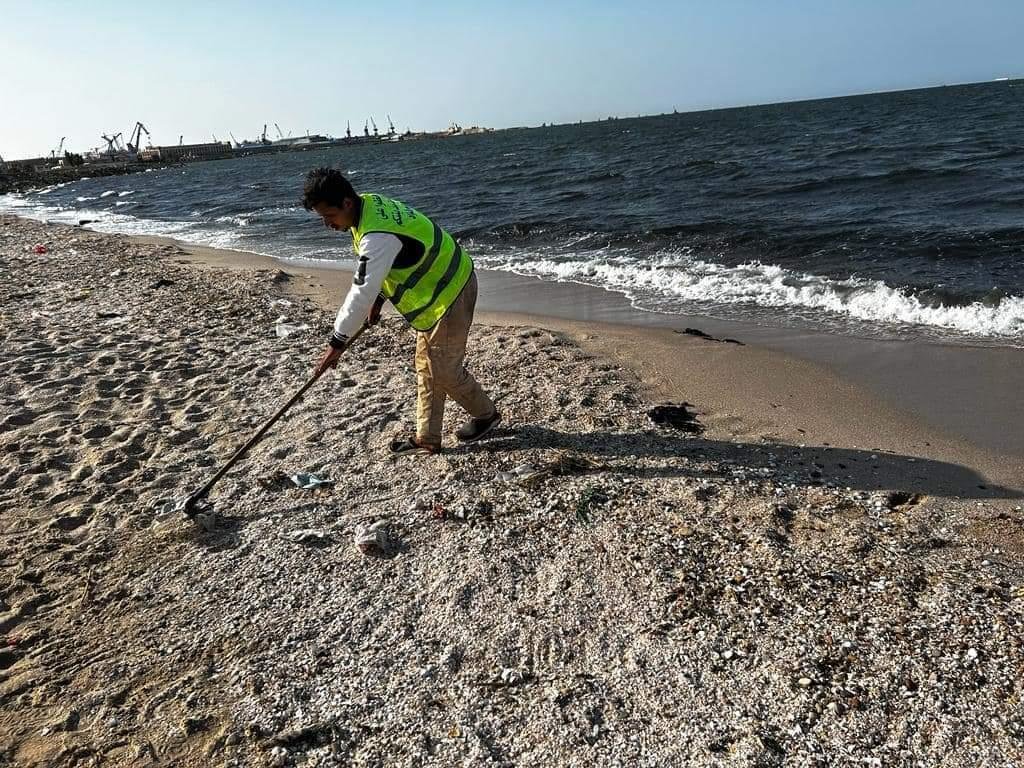 مبادرة بإيدينا تجمع 120 كيلو جراما من المخلفات في حملة لتنظيف شاطئ الهنا بمطروح