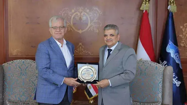 أسامة ربيع يبحث مع القائم بأعم...