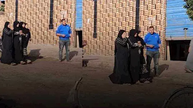 مشهد مؤثر لأم تلميذ ضحية سقوط سور معهد أزهري خلال تشييع جثمانه بالغربية