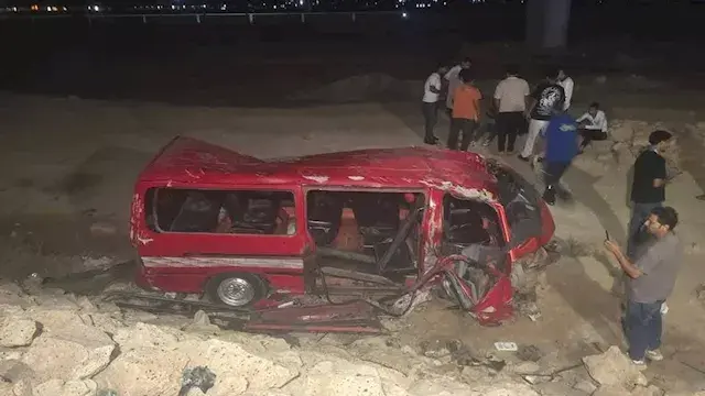 مصرع شخص وإصابة 6 آخرين في تصادم ميكروباص وملاكي على الطريق الدولي بالإسكندرية - صور