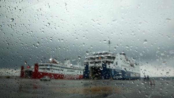 عواصف عاتية تسبب فيضانات وإغلاق للطرق في اليونان