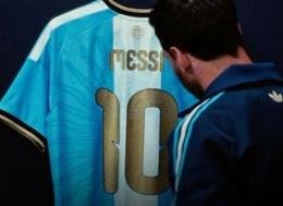 في مباراة الوداع.. ميسي يظهر بقميص خاص مع منتخب الأرجنتين