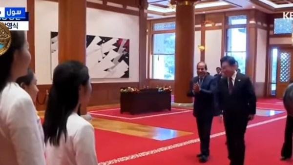فيها حاجة حلوة.. الرئيس السيسي يمازح أطفال كوريا بعد وصلة غناء في استقباله