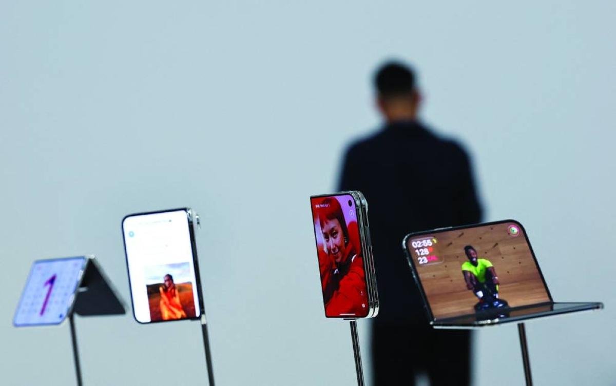 Apple joins foldable phone rac...