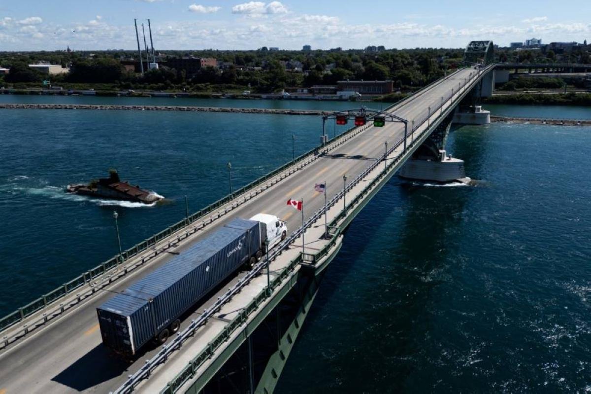 US hits Canadian goods with 50...