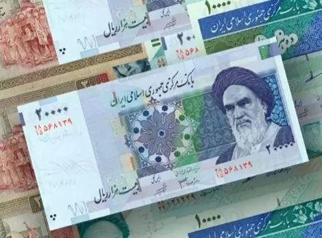 انهيار قياسي جديد للعملة الإيرانية تحت وطأة الضغوط الأمريكية