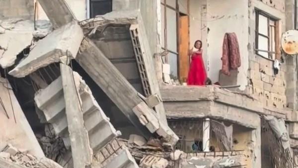 بفستان أحمر ورقصة بريئة .. طفلة من غزة تُواجه قسوة الدمار والركام بفرحة طفولية | شاهد