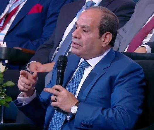 السيسي يرحب بوزير الكهرباء السابق محمد شاكر خلال الجلسة الختامية لمنتدى مصر 2026 ويدعوه للحديث أمام الحضور