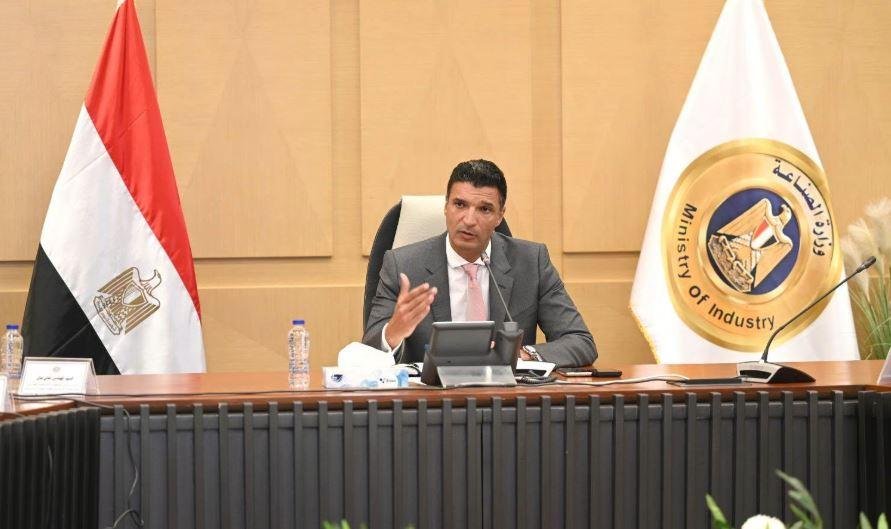 وزير الصناعة يتفقد المشروعات ا...