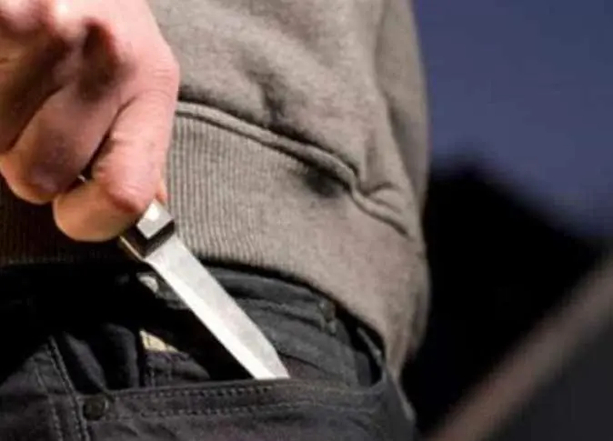 إصابة شخص بجرح قطعي بالرقبة خل...
