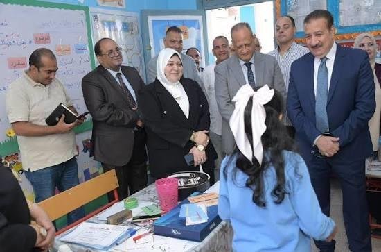محافظ بورسعيد يتابع انتظام الدراسة بالمدارس والمعاهد الأزهرية ويصرف مكافأة لطلاب