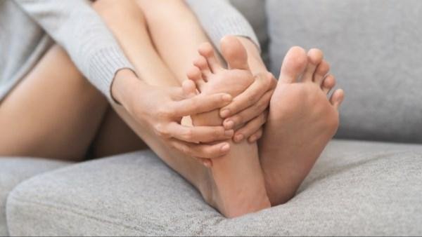 ألم القدم أثناء الراحة.. علامة تحذيرية لمرض شرياني خطير قد يهدد الأطراف