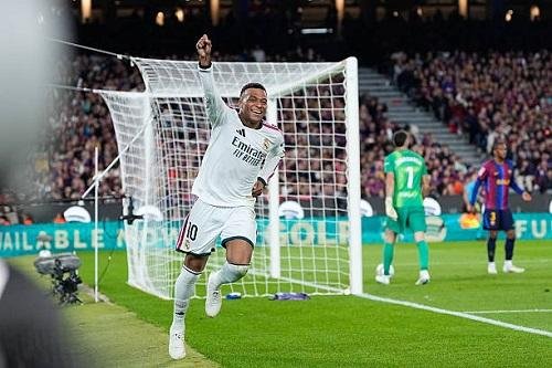مبابي يتفوق على ميسي ورونالدو وبنزيما بهدفيه أمام برشلونة في الكلاسيكو