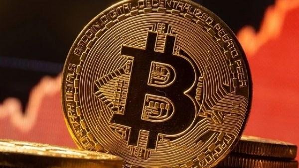 "بيتكوين" تكافح للاستقرار فوق 83 ألف دولار وسط مخاوف من تصفية مراكز التداول