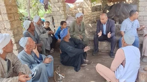 شاي داخل عشة بالغيط.. رئيس مركز سمالوط بالمنيا يتفاوض مع ملاك 13 فدانًا لإنشاء مجمع طبي