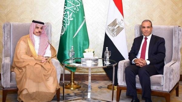 وزير الخارجية يدين الاعتداءات على السعودية ويؤكد تضامن مصر الكامل مع المملكة