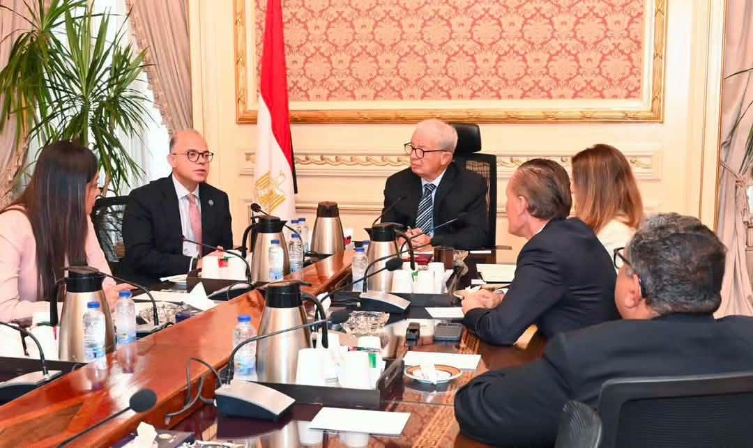 نائب رئيس الوزراء يبحث مع وفد...