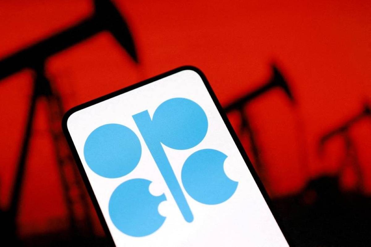 Opec+ keeps oil output policy...