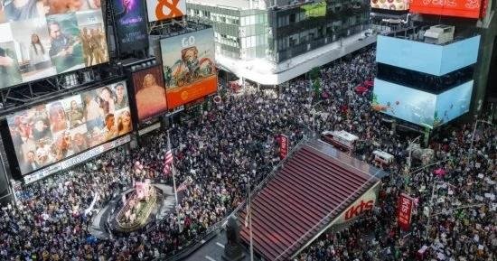 متظاهرون في أتلانتا يرفعون شعار «لا ملوك» وينتقدون سياسات ترامب قبيل انتخابات التجديد النصفي