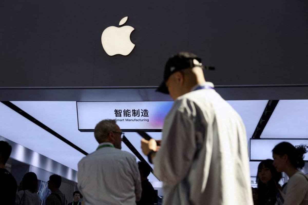 Apple trains its own AI model...