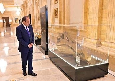 مدير المتحف الجيولوجي: توقف الرئيس السيسي أمام حفرية «السبينوصور» أثار التساؤلات حولها وروّج للمتحف