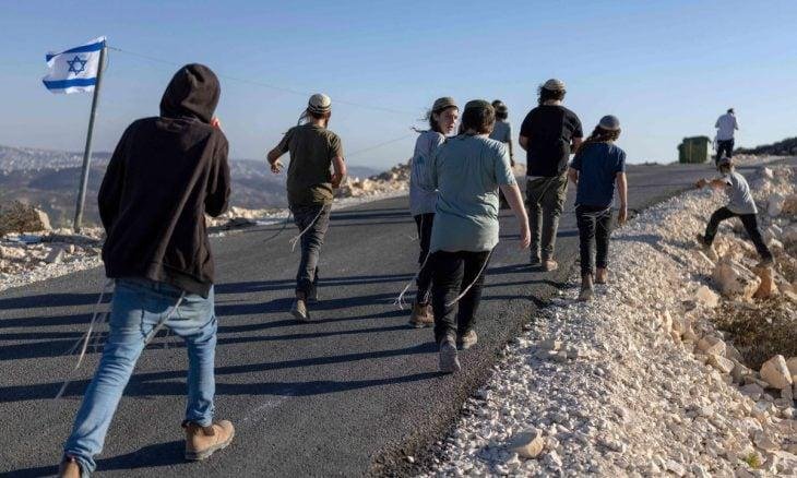 مستوطنون يسرقون سيارة فلسطينية ويبلغون عن دهسهم بها شمالي الضفة