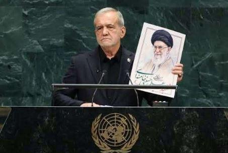 رافعا صورة خامنئي.. بزشكيان أمام الأمم المتحدة: ترامب وصفنا بالإرهابيين لكننا وقعنا ضحية الإرهاب