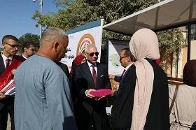 رئيس جامعة المنيا يستقبل الطلاب في أول أيام العام الجامعي الجديد بالهدايا والترحيب