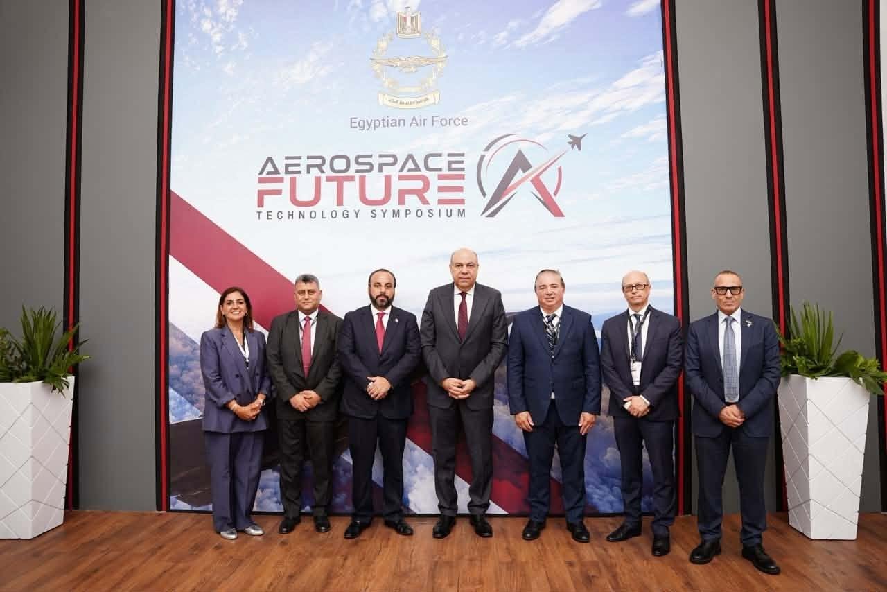 وزير الطيران يبحث مع رئيس مفوض...